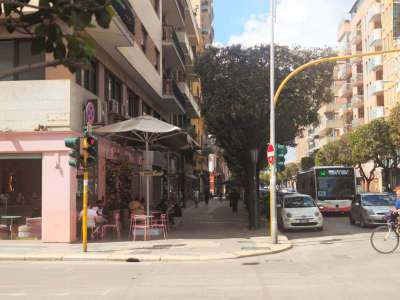 Decidiamo di partire dall�incrocio con via Prospero Petroni, dirigendoci verso corso Vittorio Emanuele